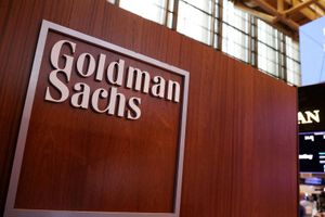Den amerikanske investeringsbank Goldman Sachs er blandt de investorer, der overvejer at købe aktiver fra britiske pensionskasser.