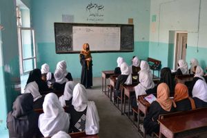 Afghanistan har en enorm høj mødredødelighed, kvinder undertrykkes, og der mangler håb hos ungdommen. Pigernes retur til skolerne onsdag blev et kort håb om ændringer.