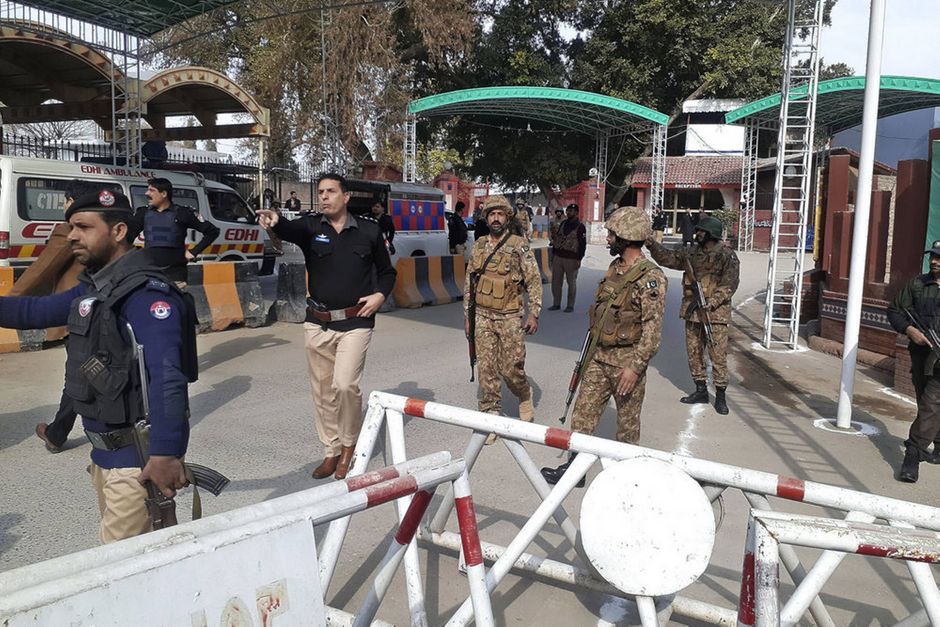 Eksplosion ramte, da mange var mødt op til eftermiddagsbøn i moské i Peshawar.