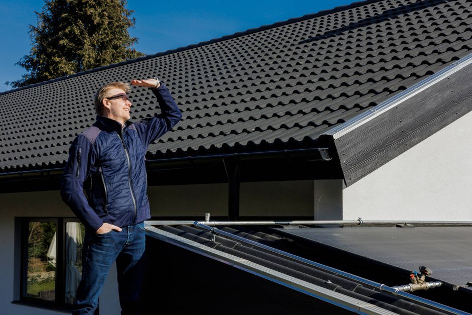 Et solcelleanlæg med overskudsvarme som spildprodukt og et husstandsbatteri har for familien Sørensen i Gentofte været vejen til at blive stort set selvforsynende med energi. I fremtiden vil de have vindmøller på taget. 