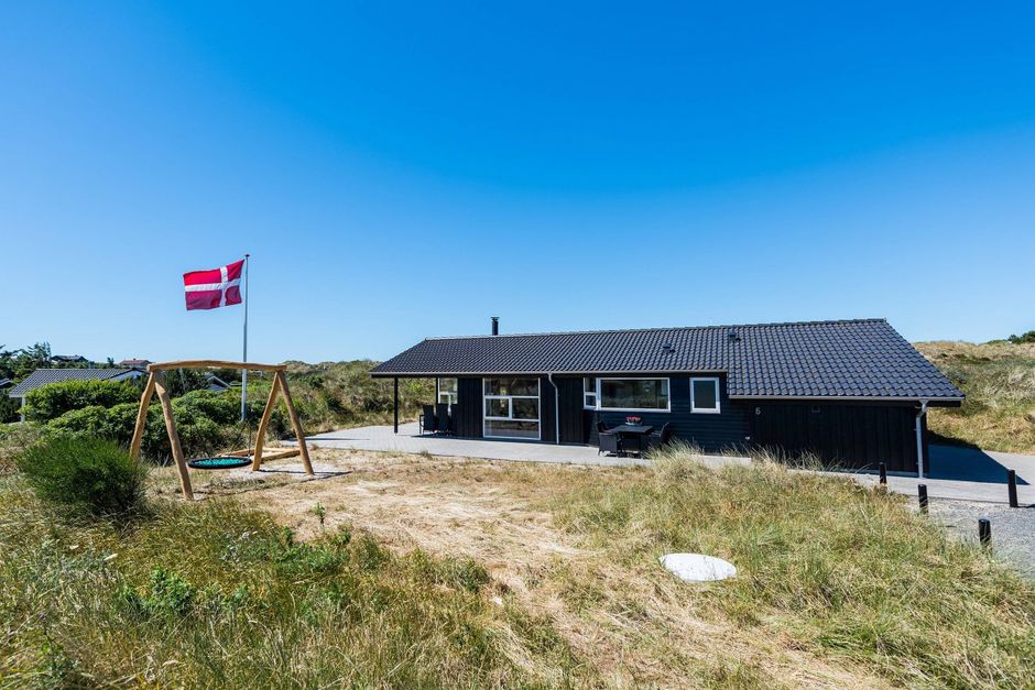 Selv om de fleste landegrænser nu er åbne, indtager danskerne fortsat sommerhusene herhjemme. Inflationen har dog også en finger med i spillet, når vi vælger ferieform.
