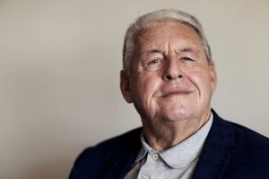 Livet har budt på tragedier, sygdom og succes trods svære odds. I dag fylder han 75 år.