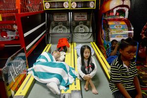I Port Arthur Texas har folk søgt ly i spillehallen Max Bowl. Foto: Kim Brent/The Beaumont Enterprise via AP