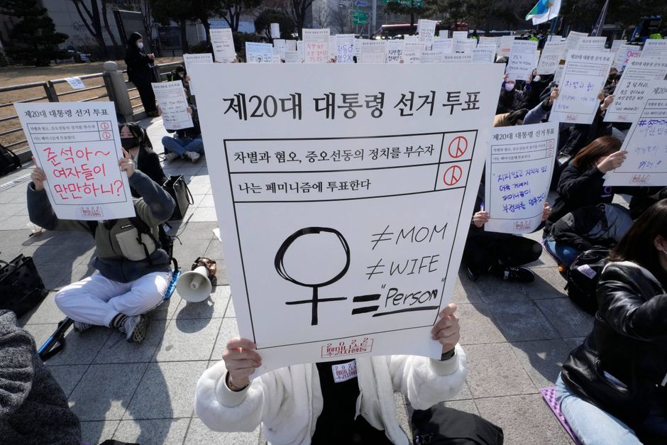 I Sydkorea har en højst usædvanlig protest fra millioner af unge kvinder ført til, at landet nu for tredje år i træk indtager førstepladsen for den laveste fertilitetsrate i verden. Flere af landets byer risikerer helt at forsvinde.