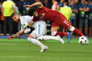 Sergio Ramos og Mohamed Salah i den duel, der resulterede i, at den egyptiske stjernespiller måtte udgå. Foto: Genya Savilov/AFP