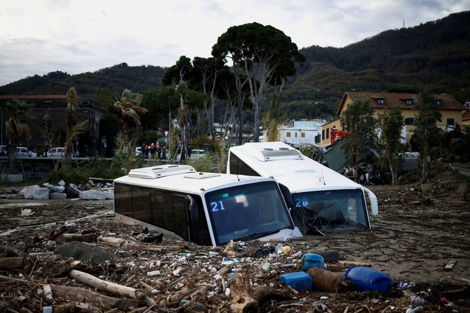 Syv personer er omkommet efter et voldsomt jordskred på den italienske ø Ischia, mens der fortsat ledes efter fem savnede i mudderet. Det er ikke første gang, et jordskred dræber på Ischia, og vreden over myndighedernes passivitet vokser på ferieøen. 