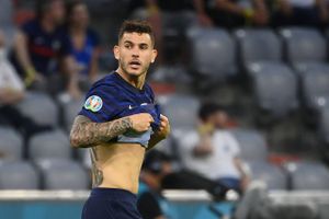 Den franske fodboldspiller Lucas Hernández har fået suspenderet sin fængselsdom efter en appel.