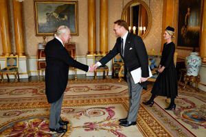 Den 30. november afleverede den nye danske ambassadør René Dinesen sine akkreditiver til den nye kong Charles III på Buckingham Palace i London. Foto: Andrew Matthews/PA Wire/PA Images.