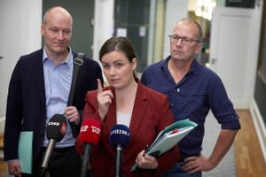 Både røde og blå partier var fredag til nye politiske drøftelser hos kongelig unndersøger Mette Frederiksen.