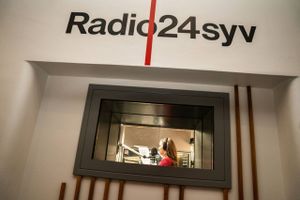 Søren Espersen og Pia Kjærsgaard kalder på Twitter det for "en fejl" og "dumt", at Radio24syv måtte lukke.