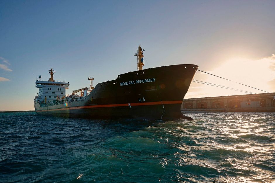 Vestafrikanske pirater har forladt dansk skib efter flere dages belejring, men de har taget flere besætningsmedlemmer med sig. Ekspert siger, at det er ganske normal modus operandi. 