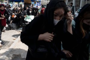 Kvindelige demonstranter blev jagtet og slået med riffelkolber efter demonstration i Kabul.