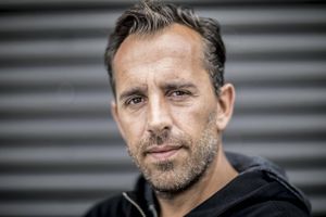 Megabudget, filmstjerner, Hollywood-gennembrud. Nikolaj Arcel er nået længere end nogen anden filminstruktør. Alligevel længes han hjem til Danmark og den kreative frihed.