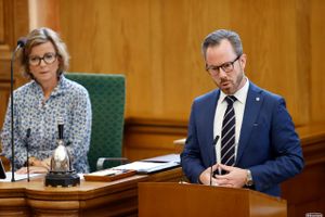 Venstres formand blev orienteret om, at Karen Ellemann havde et andet jobtilbud på hånden, mens hun bad vælgerne om at give hende en plads i Folketinget. Alligevel deltog han i en gadeaktion med sin søster.