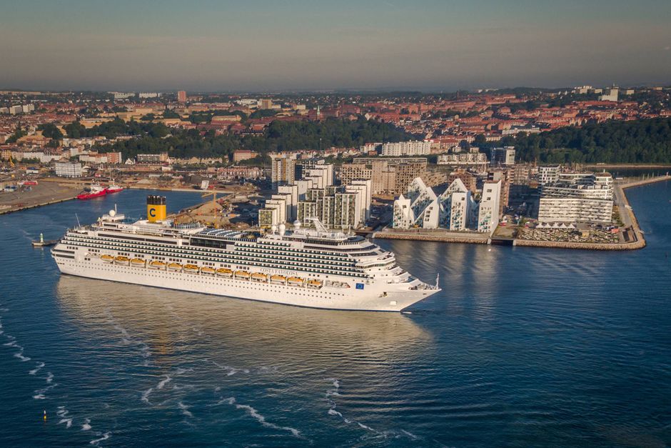 Aarhus og Østjylland kan næste år se frem til at få tusindvis af ekstra gæster, som kommer sejlende med krydstogtskibe. Det nyder især attraktioner godt af, mens butikker ifølge strøgformand mærker meget lidt til krydstogtsgæster.
