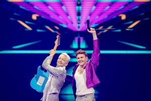 For første gang i 24 år synges det danske bidrag på dansk, når Fyr & Flamme går på scenen til årets Eurovision. Det giver sangen et særpræg i forhold til andre landes sange, mener duoen.