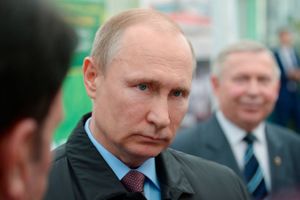 Vladimir Putin sætter kurs mod ny præsidentperiode i Rusland. Det viser flere valgstedsmålinger søndag aften.