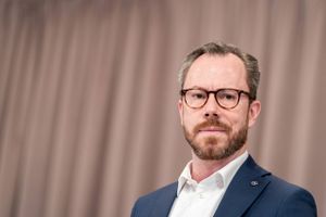 Forsvarsminister Jakob Ellemann-Jensen (V) går på sygeorlov på ubestemt tid efter et ildebefindende i seneste uge. Det fremgår af et opslag på Facebook.