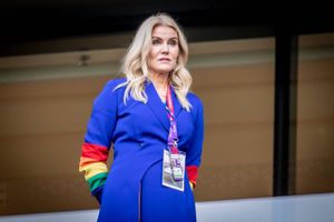 Den tidligere danske statsminister Helle Thorning-Schmidt gjorde sig tirsdag internationalt bemærket, da hun til Danmarks VM-kamp mod Tunesien dukkede op på stadion i en kjole med regnbuefarvede ærmer. Nu afviser hun, at det var en kritik af spillerne - og reflekterer over, om regnbuefarverne egentlig nytter.