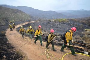 40 procent af den amerikanske skovbrand Fairview Fire er under kontrol, efter at der har været regn i området.