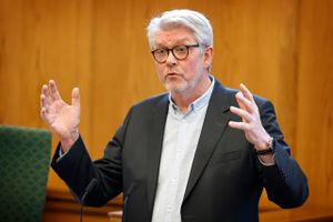 SF's gyngen frem og tilbage i bededagssagen illustrerer, at de både prøver at være opposition og stå på god fod med Mette Frederiksen.