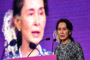 Knap et år efter militærkuppet i Myanmar har landets afsatte leder, Aung San Suu Kyi, fået endnu en fængselsdom, for hvad kritiker betegner som absurde beskyldninger.