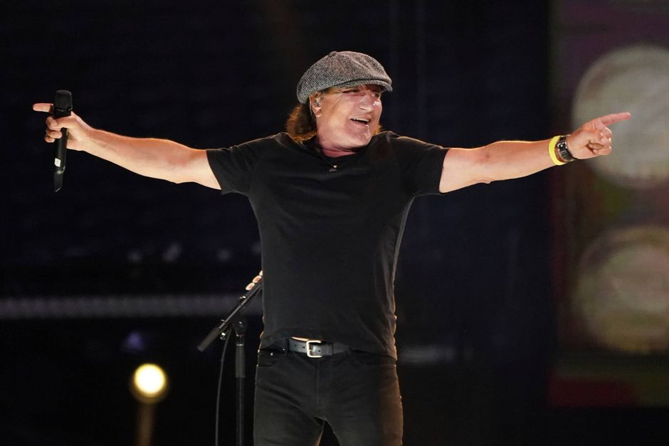 75 år: AC/DC-forsangeren Brian Johnson, der måtte trække sig på grund af en høreskade, vendte tilbage, men vedholdende rygter om en kommende AC/DC-turné forbliver ubekræftede af bandet.