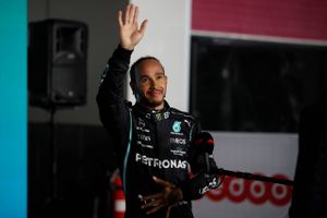 Max Verstappen, der fører VM-stillingen, indleder Formel 1-grandprixet i Qatar lige efter Lewis Hamilton.
