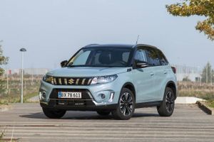 Vitara har fået en ny front med mere karakter, der får mere fylde, jo højere udstyrsniveauet er, mens den nye basismotor på 116 hk gør den høje Suzuki godt. Foto: Suzuki