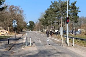 Vejle Kommune er tilsyneladende ved at være træt af bilister, der kører over en famøs pullert på Moldevej.