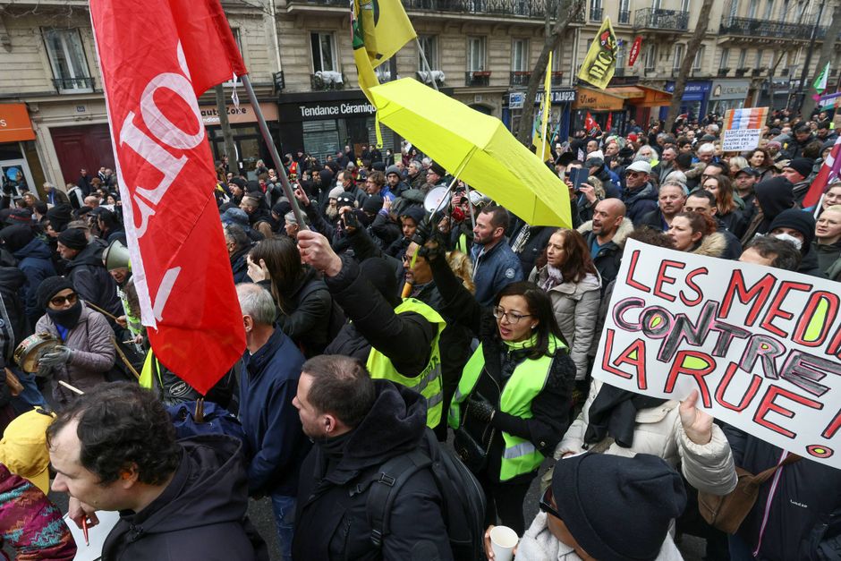 Frankrigs fagforeninger truer med at lamme landet med strejker, hvis regeringen ikke dropper pensionsreformer.