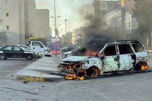 Politisk strid mellem to rivaliserende regeringer i Libyen er blusset op og har ført til sammenstød i Tripoli.
