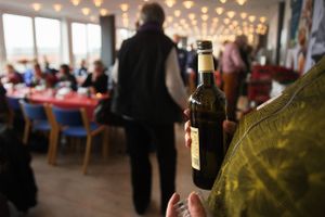 Er du gledet i spildt fadøl og har brækket anklen til julefrokosten, kan der være tale om en arbejdsskade. Læs her, hvornår du kan få erstatning for skaden.