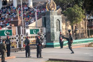 Cyklende jordbærsælgere, klirrende jingle-trucks og en etbenet kriger. Pakistan byder på en speciel ceremoni, en hjertelighed af en anden verden – og et væld af andre overraskelser.