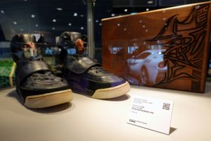 For første gang nogensinde er et par sneakers blevet solgt for over en million dollar, oplyser auktionshus.