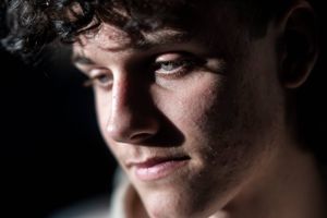 Lægerne er blevet mere tilbageholdende med at udskrive hormonbehandling til et stigende antal af unge, der henvender sig, fordi de ønsker at skifte køn. Det kommer unge som Bastian Grønne Sand til gode, men efterlader andre som Max Storm Hansen i frustration. 