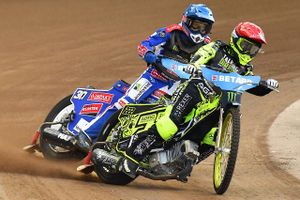 Bartosz Zmarzlik fik baghjul af Artem Laguta lørdag, hvor Anders Thomsen nåede semifinalen.