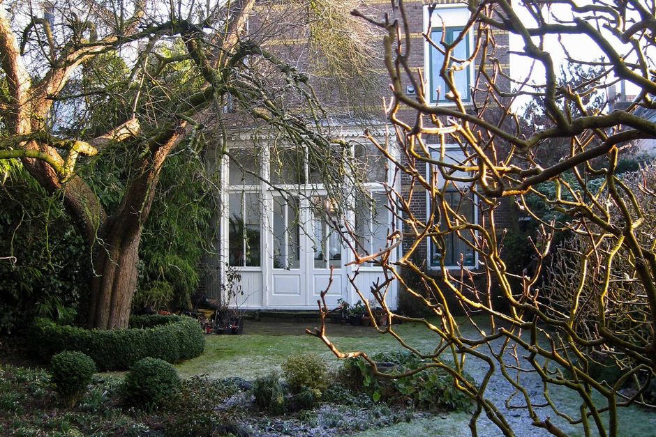 Tag med til en skøn og usædvanlig hollandsk have, der er lagt an på, at den også er skøn at skue om vinteren.