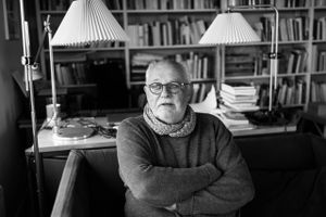 Den 84-årige Hans Boll-Johansen har skrevet en slags alderens idéhistorie, der prøver at svare på spørgsmålet om, hvornår de unge skal tage over efter de gamle. Jyllands-Postens journalist på 45 år besøgte forfatteren – og endte med at føle sig som den ældste.
