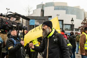 Jérome Rodrigues fik skudt sit højre øje ud af en kugle fra politiet under de første demonstrationer for de gule veste. Nu vil han genrejse protestbevægelsen op til præsidentvalget.