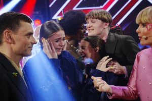 Gruppen Rosél, der består af Rosa Skovbjerg Henriksen og Selma Stahr, vinder årets udgave af "X Factor".