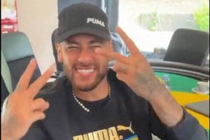 Neymars støtte til den højreorienterede Jair Bolsonaro viser hans mangel på social bevidsthed, mener kritiker.
