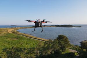I fremtiden skal dronerne kunne flyve medicin og blodprøver til og fra øen.