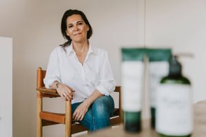 Hvad gør man, når coronakrisen lammer ens arbejde fuldstændig? Karina Lassen fra Mårslet tog affære og udlevede en iværksætterdrøm for at løse et problem, hun selv stod med.