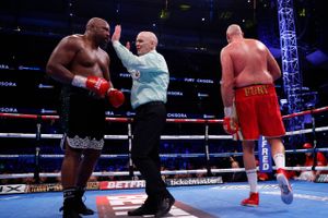 Tyson Fury var overlegen, da han lørdag aften besejrede Derek Chisora på en teknisk knockout.