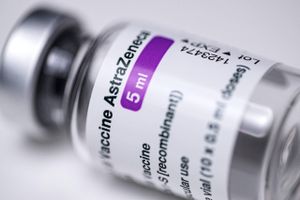 Oxford University og AstraZeneca afventer information fra lægemiddelstyrelse, inden forsøg kan genoptages.