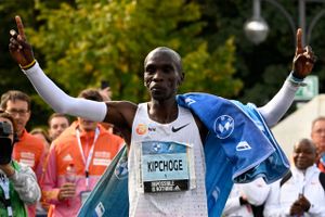 Den 37-årige kenyaneren kappede et halvt minut af sin egen verdensrekord fra 2018 i Berlins gader.