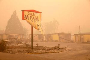 Skovbrande i delstaten har foreløbig kostet 10 mennesker livet. Flere steder vender indbyggere tilbage til huse og lokalområder, der er brændt ned til grunden.