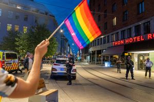 Flere civile bidrog til pågribelsen af den mand, der mistænkes for natten til lørdag at have skudt og dræbt to personer og såret flere foran en homo-bar i det centrale Oslo. 