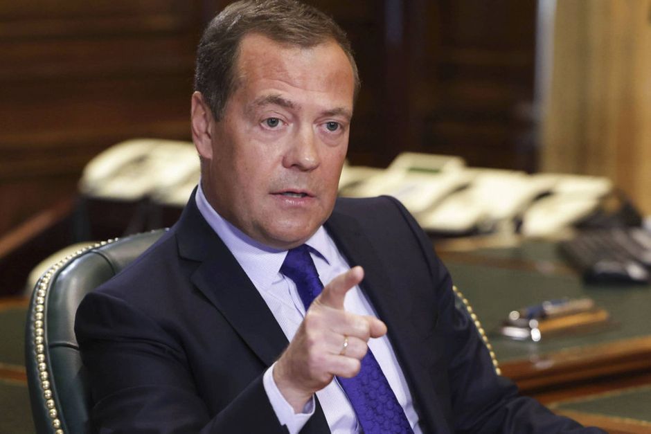 Tidligere russisk præsident Medvedev sidestiller melding om missilnedslag i Polen med anklager om hybridkrig.